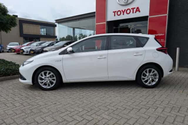 Toyota Auris (2015) thumbnail 2
