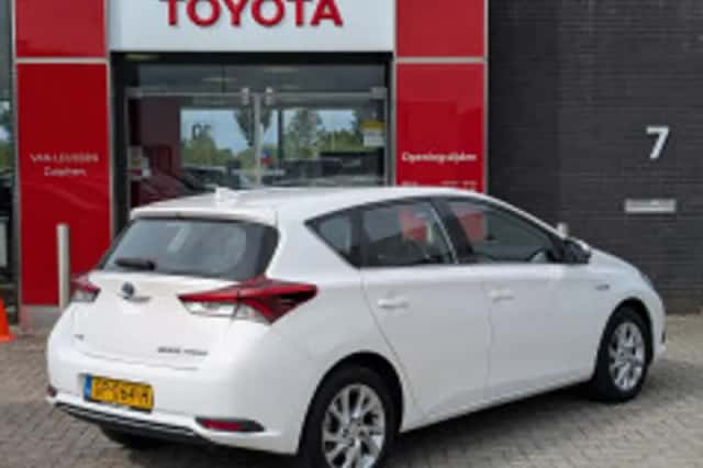 Toyota Auris (2015) thumbnail 4