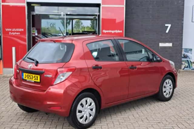 Toyota Yaris (2012) thumbnail 2