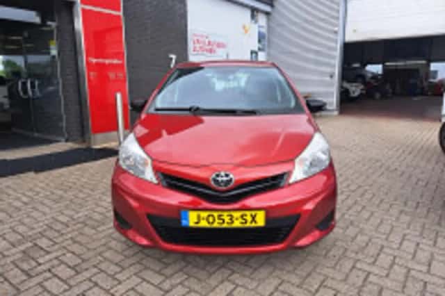 Toyota Yaris (2012) thumbnail 3