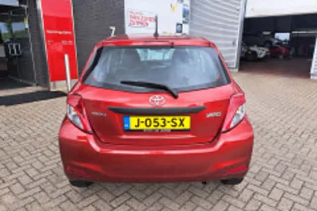 Toyota Yaris (2012) thumbnail 4