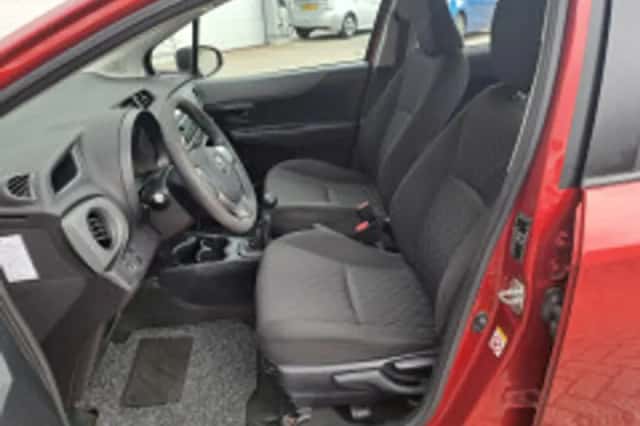 Toyota Yaris (2012) thumbnail 5