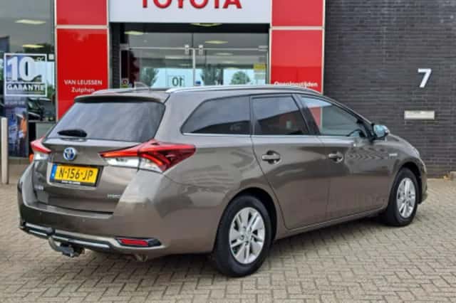 Toyota Auris (2017) thumbnail 2