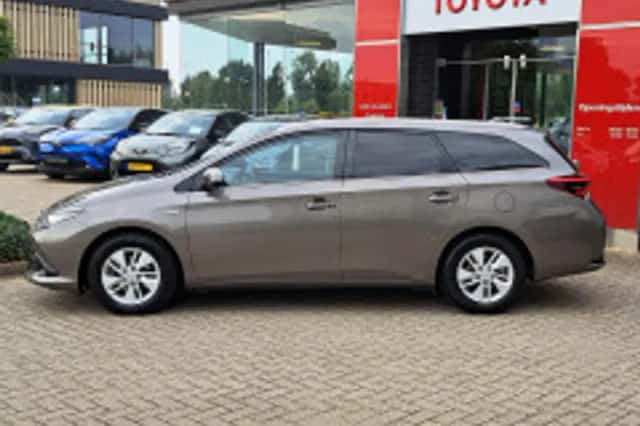 Toyota Auris (2017) thumbnail 3