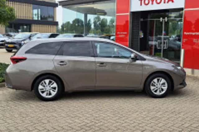 Toyota Auris (2017) thumbnail 4