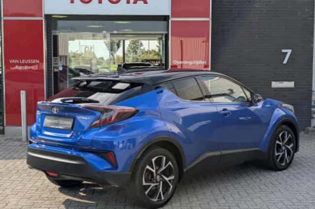 Toyota C-HR (2019) thumbnail 2