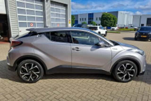Toyota C-HR (2019) thumbnail 3
