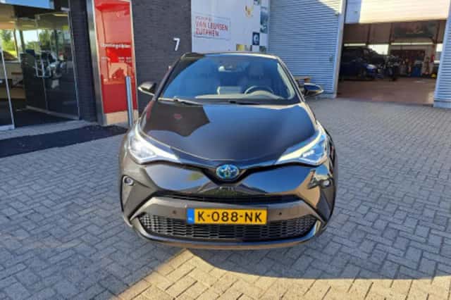 Toyota C-HR (2021) thumbnail 2