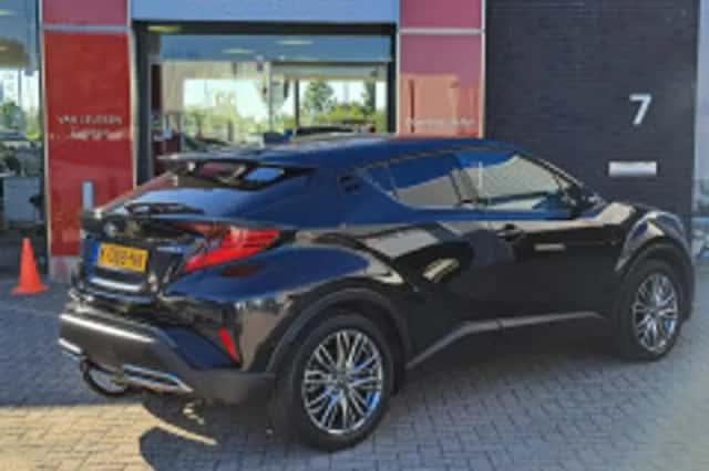 Toyota C-HR (2021) thumbnail 5