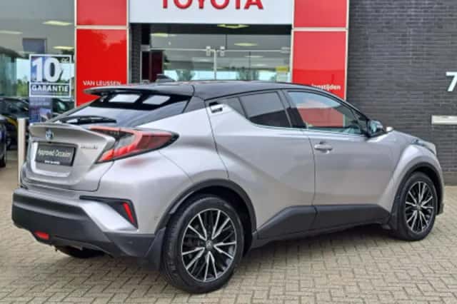 Toyota C-HR (2018) thumbnail 2