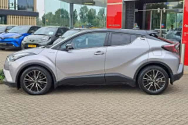 Toyota C-HR (2018) thumbnail 3