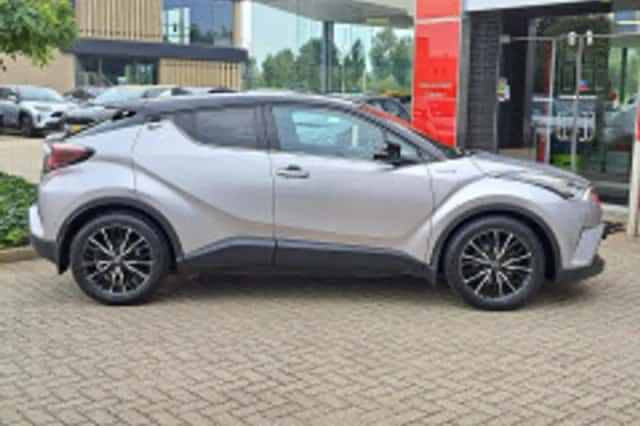 Toyota C-HR (2018) thumbnail 4