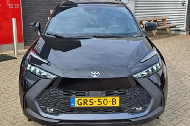 Toyota C-HR (2024) thumbnail 2