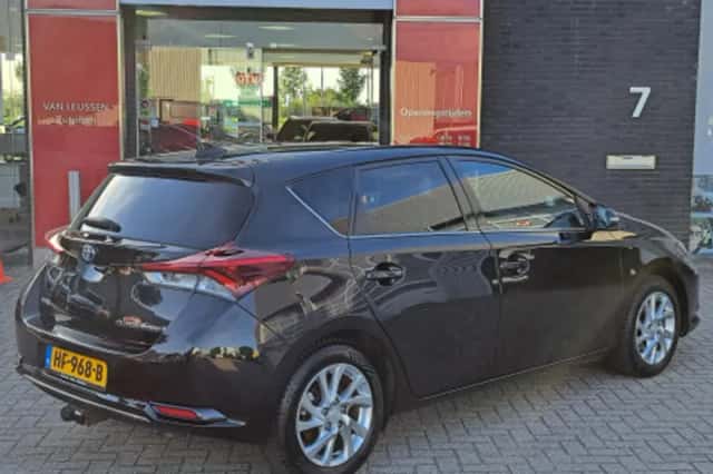 Toyota Auris (2015) thumbnail 2