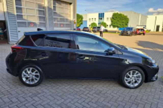 Toyota Auris (2015) thumbnail 4