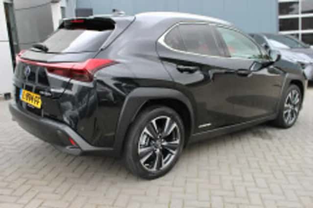 Lexus UX (2021) thumbnail 3