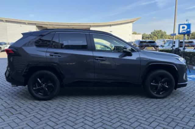 Toyota RAV4 (2022) thumbnail 2