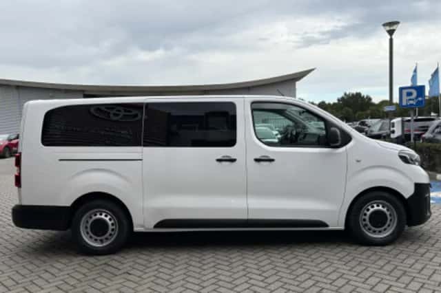 Toyota ProAce Shuttle (2019) thumbnail 2