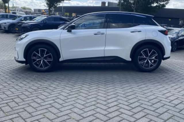 Lexus LBX (2024) thumbnail 2