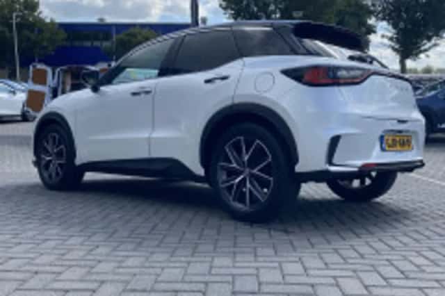 Lexus LBX (2024) thumbnail 3