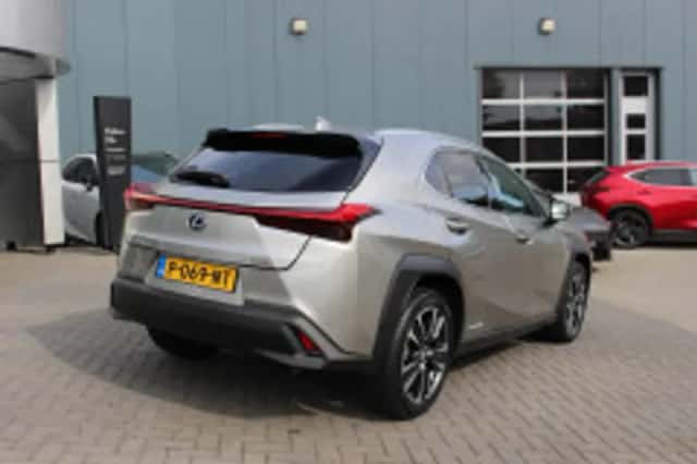 Lexus UX (2022) thumbnail 3