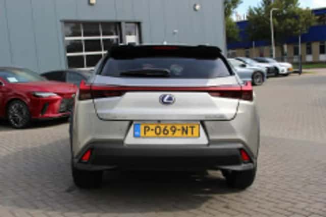 Lexus UX (2022) thumbnail 4