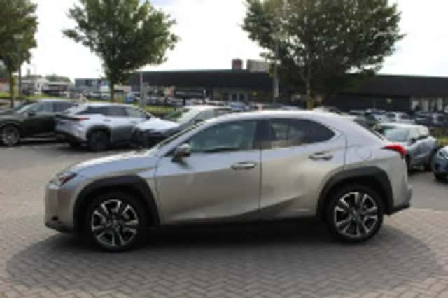 Lexus UX (2022) thumbnail 6