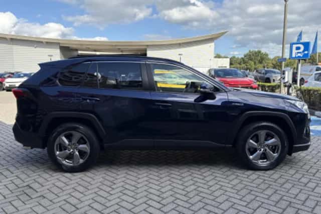 Toyota RAV4 (2021) thumbnail 2