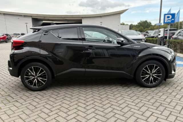 Toyota C-HR (2018) thumbnail 2