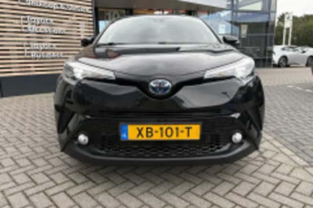 Toyota C-HR (2018) thumbnail 3