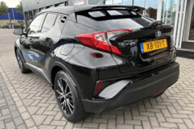 Toyota C-HR (2018) thumbnail 5