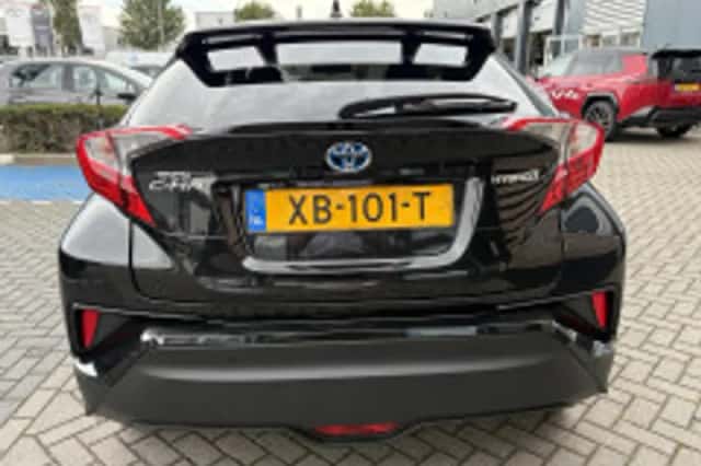 Toyota C-HR (2018) thumbnail 6