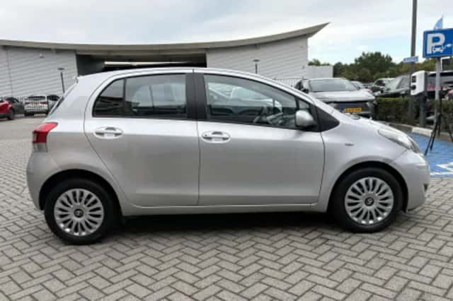 Toyota Yaris (2010) thumbnail 2