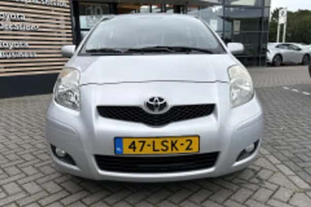 Toyota Yaris (2010) thumbnail 3