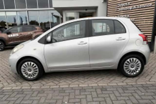 Toyota Yaris (2010) thumbnail 4