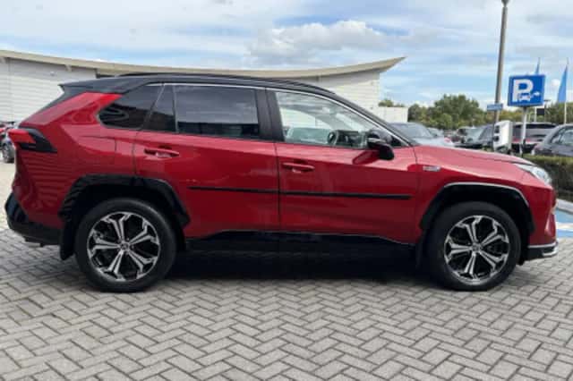 Toyota RAV4 (2021) thumbnail 2
