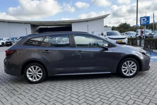 Toyota Corolla (2023) thumbnail 2