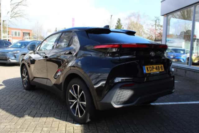 Toyota C-HR (2024) thumbnail 2
