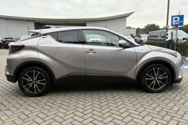 Toyota C-HR (2019) thumbnail 2