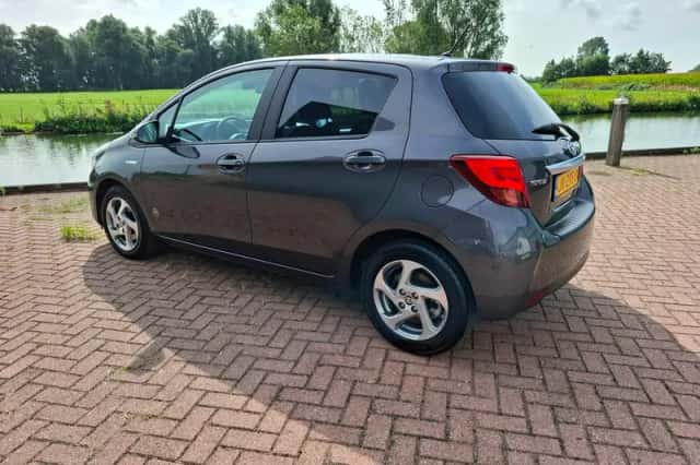 Toyota Yaris (2016) thumbnail 2