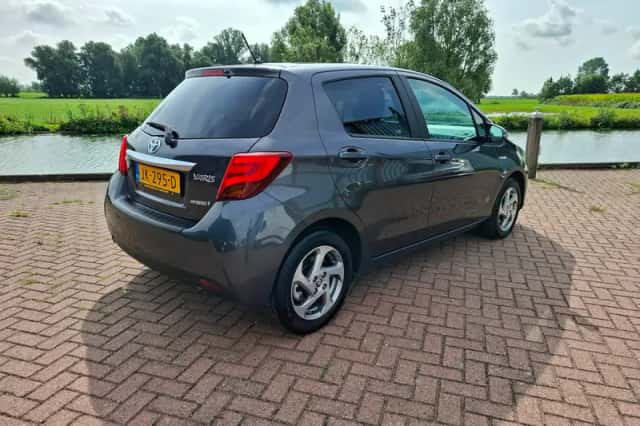 Toyota Yaris (2016) thumbnail 3
