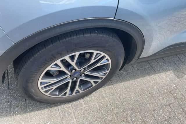 Ford Kuga (2023) thumbnail 5