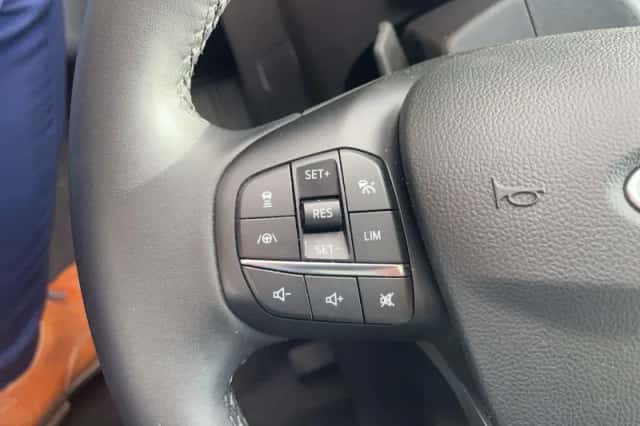 Ford Kuga (2023) thumbnail 6