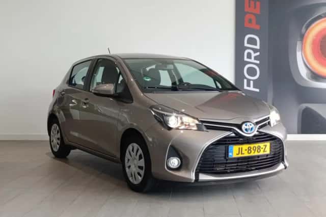 Toyota Yaris (2015) thumbnail 3