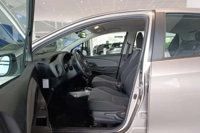 Toyota Yaris (2015) thumbnail 5