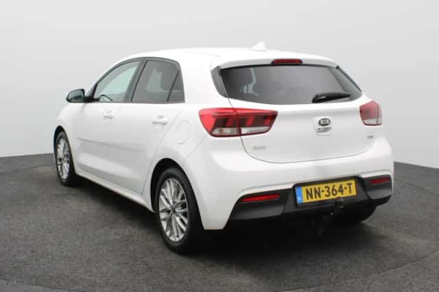 Kia Rio (2017) thumbnail 4