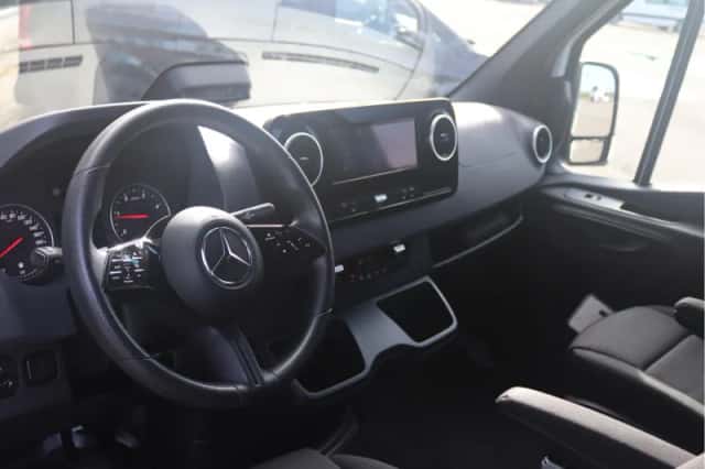 Mercedes-Benz Sprinter (2024) thumbnail 4