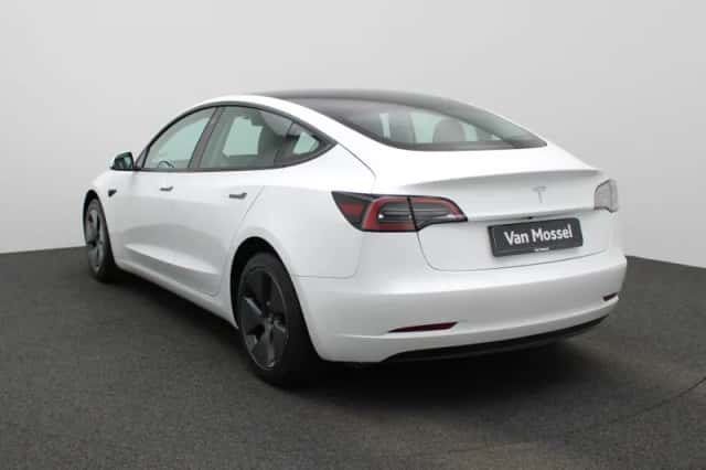 Tesla Model 3 (2023) thumbnail 3