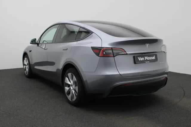 Tesla Model Y (2023) thumbnail 2