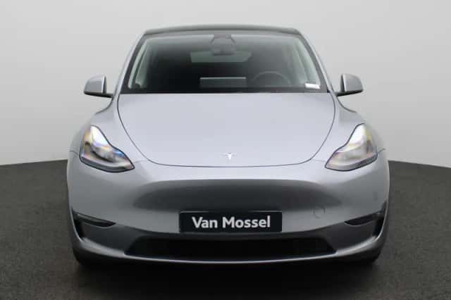 Tesla Model Y (2023) thumbnail 3